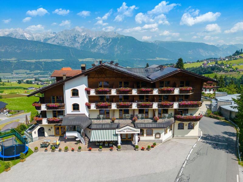 Velký hotel v venkovské horské krajině s balkony a výhledem na hory