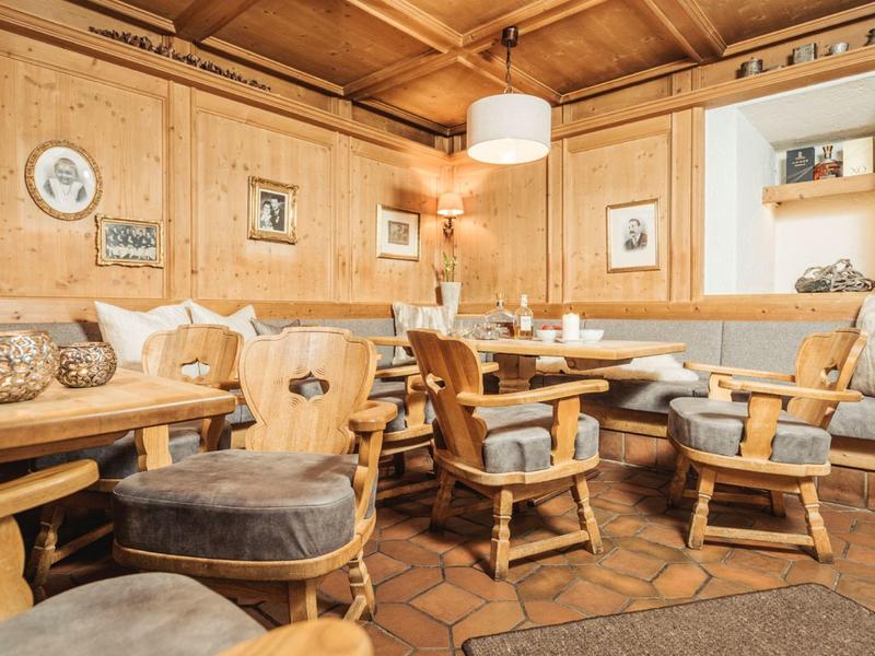 Pohodlná hotelová lounge s dřevěným nábytkem a pohodlnými čalouněnými židlemi.