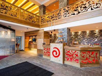 Moderna hall dell'hotel con banco della reception decorativo e ringhiera ornata