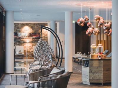 Moderner Lounge-Bereich mit Hängesessel und dekorativer Beleuchtung in einem Hotel