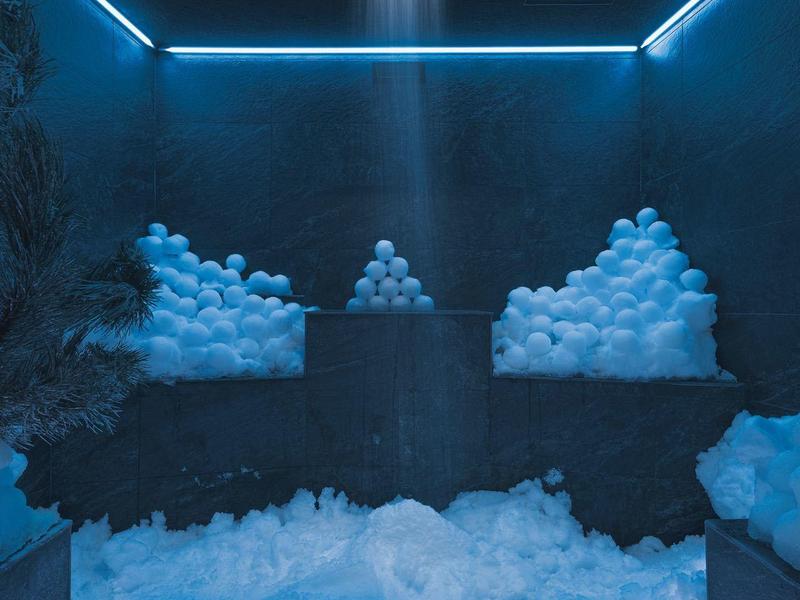 Dunkler Raum mit blauen LED-Lichtern und weißen Schaumstoffbällen in Ecken und auf dem Boden.