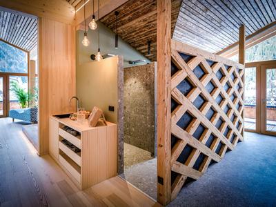 Chambre d'hôtel moderne avec boiseries et motif en treillis décoratif, éclairage chaleureux.