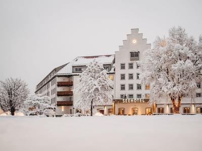 Hotelgebäude im Schnee mit verschneiten Bäumen und grauem Himmel im Winter