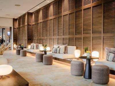 Moderner Hotel-Loungebereich mit bequemen Sitzgelegenheiten und warmem Holzdesign.