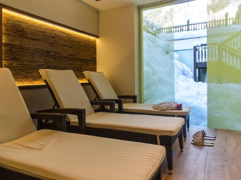 Drei gepolsterte Liegestühle in modernem, gemütlichem Raum mit Holzboden und großen Glasfenstern.