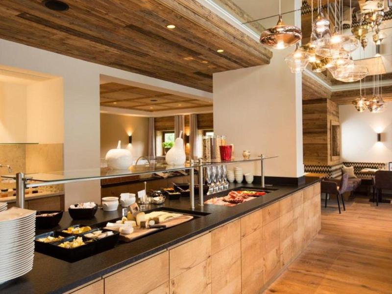 Buffetgedeelte met diverse gerechten en warme houtinrichting in modern hotelrestaurant