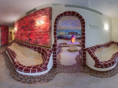 Pohodlná posezení s kamennou zdí a krbem v hotelové hale