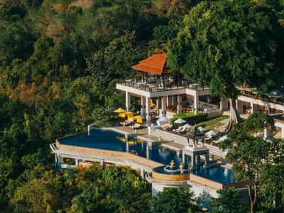 Luxuriöse Villa mit Infinity-Pool in grüner Hügellandschaft, ideal für Urlaub und Entspannung.