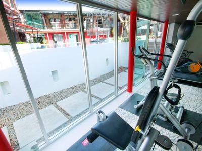 Helles Fitnessstudio mit modernen Geräten und großen Panoramafenstern