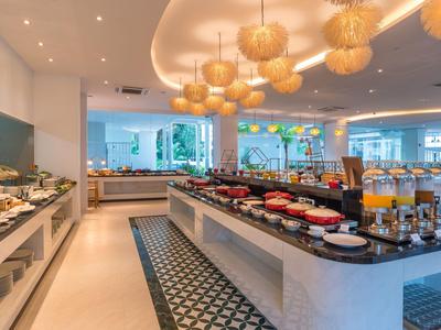 Buffetbereich in modernem Hotelrestaurant mit verschiedenen Speisen und Getränken.