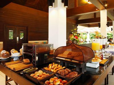 Bufet s pečivem, toastem, džusy a kávou v hotelové restauraci