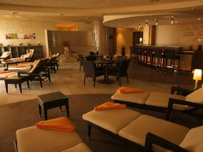 Gemütliche Hotel-Lounge mit bequemen Sesseln und warmem Licht.