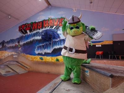 Grüne Zombies im Wikinger-Kostüm posieren vor einer Wand mit Meereswellen und leuchtendem Schriftzug.