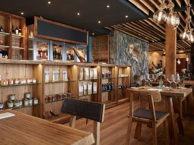 Modern eingerichtetes Hotelrestaurant mit Holzvertäfelungen und stilvollen Möbeln.