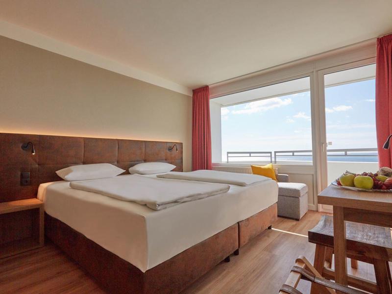 Světý hotelový pokoj s dvoulůžkem, balkonem a výhledem na moře