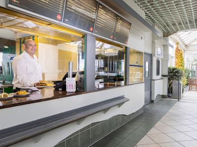 Szef kuchni w hotelu przy nowoczesnym stanowisku z winem i świeżym jedzeniem.