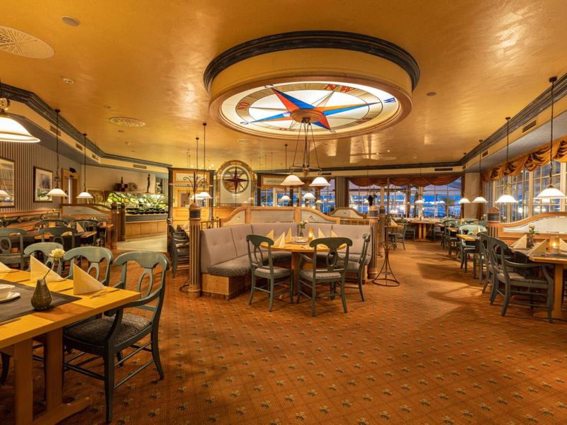 Przytulna restauracja z ciepłym oświetleniem i drewnianymi meblami w hotelu.