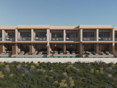 Modernes zweistöckiges Gebäude mit großflächigen Glasfronten und Balkon auf natürlichem Hang.