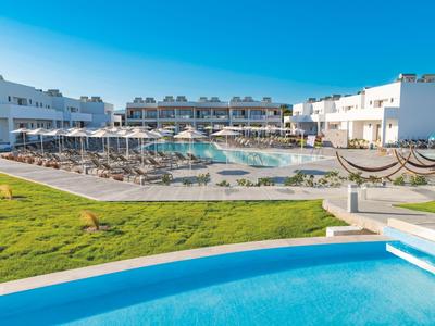 Modernes Hotel mit Außenpool, Liegestühlen und Hängematten unter klarem Himmel.