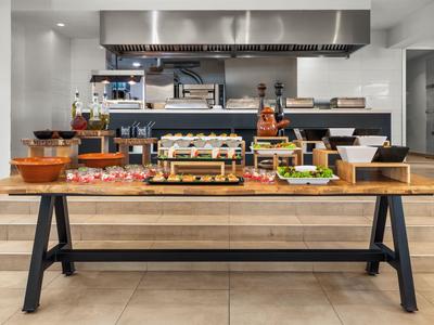 Buffet met verschillende gerechten in een modern, licht restaurant.