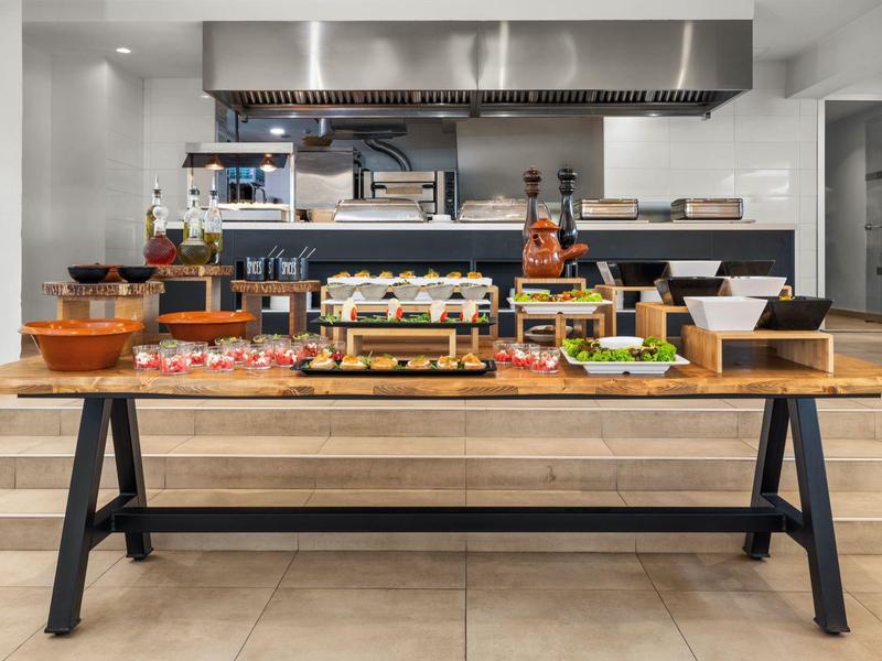 Buffet met verschillende gerechten in een modern, licht restaurant.