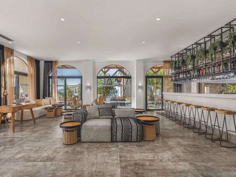 Modern ingerichte hotelbar met gezellige zitgedeeltes en grote ramen