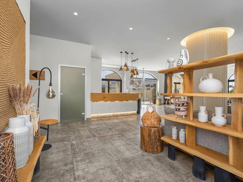 Moderne hotel lobby met houten planken en neutrale decoratie.