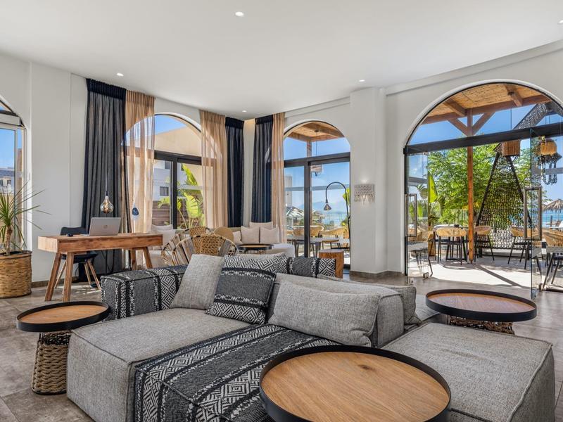 Modern loungegebied met grote boogramen met uitzicht op het terras