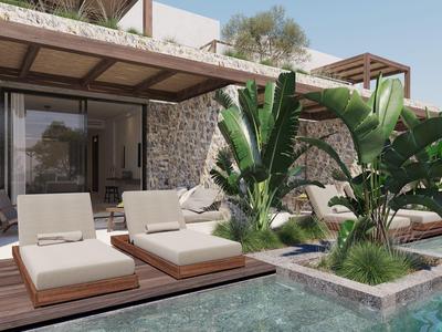 Moderner Garten mit Steinmauer, Holzpergola, zwei weißen Liegen und grünem Pflanzenbeet am Pool.