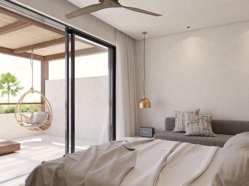 Modernes Schlafzimmer mit großen Glasschiebetüren, Blick auf Balkon mit hängendem Korbstuhl.