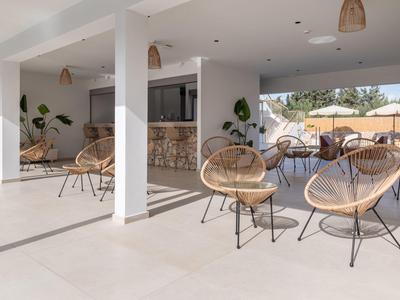 Nowoczesny przestrzeń na zewnątrz z krzesłami i stołami w słoneczny dzień.