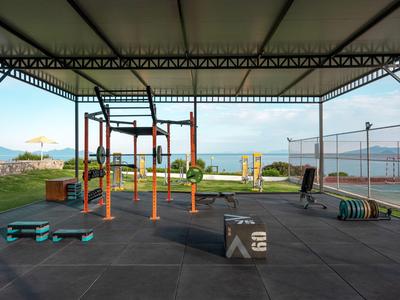 Überdachter Außenbereich mit Fitnessgeräten und Blick auf Meer und Tennisplätze.