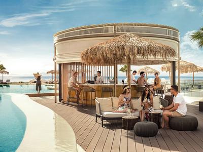 Moderner Poolbereich mit Bar am Meer, Gäste entspannen auf Sitzgelegenheiten unter Strohdächern.