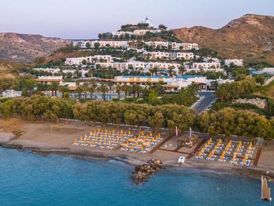 Terrassenförmige Hotelanlage am Hang mit Blick auf einen Strand und das Meer
