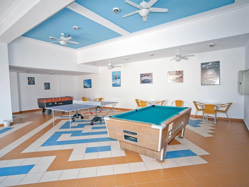 Relaxacní místnost s kulečníkovým stolem, stolním tenisem a sezením v hotelu.