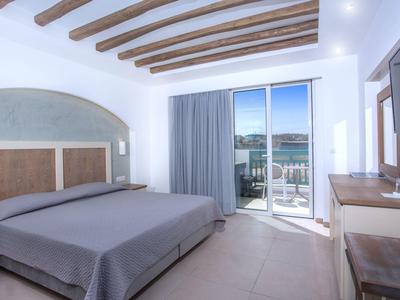 Modernes Hotelzimmer mit Doppelbett und Balkon mit Meerblick
