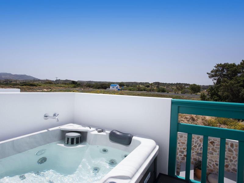 Whirlpool auf Terrasse mit Blick auf Landschaft und blauem Himmel