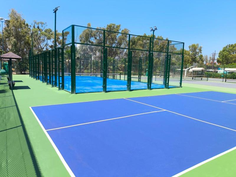 Tennis- und Paddle-Tennisplätze im Freien bei sonnigem Wetter.