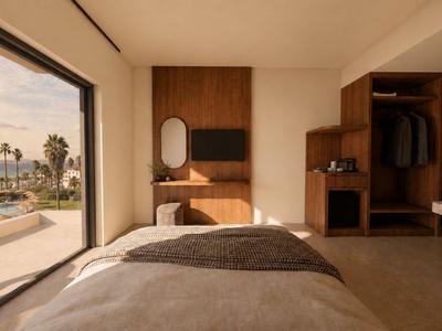 Helles Hotelzimmer mit Bett, großem Fenster und Blick auf Pool und Palmen.