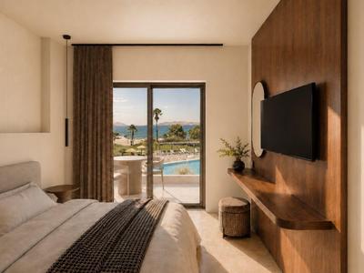 Modernes Hotelzimmer mit Doppelbett, Fernseher und Blick auf den Pool und Palmen.