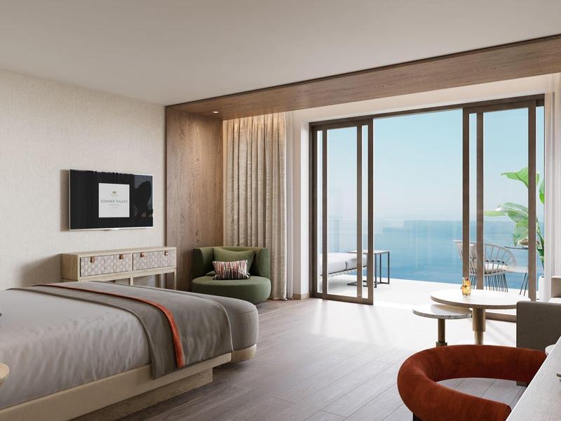 Luxusní hotelový pokoj s výhledem na moře, balkonem, postelí, posezením a moderním designem.