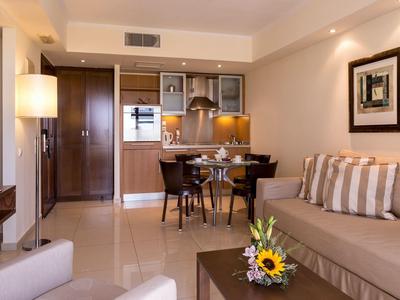 Obývací pokoj a kuchyň v moderním apartmánu, útulný a světlý interiér.