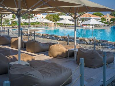 Lehátka a slunečníky kolem venkovního bazénu v hotelu.