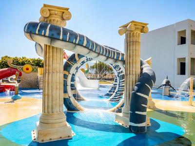 Spielbereich mit römischen Säulen und Wasserrutschen in einem Hotelpool.