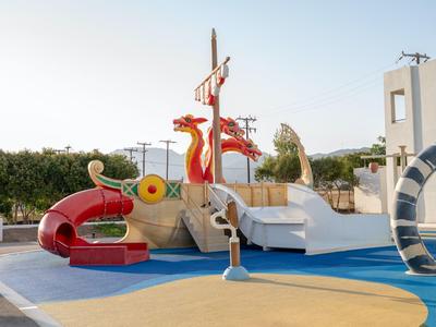 Bunter Wasserspielplatz mit Rutschen und einem Drachen im Außenbereich eines Hotels.