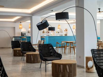 Moderne Hotellobby mit schwarzen Sesseln, Holz- und Marmortischen und großen Bogenlampen.