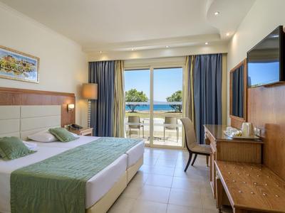 Moderne hotelkamer met tweepersoonsbed, balkon en zeezicht