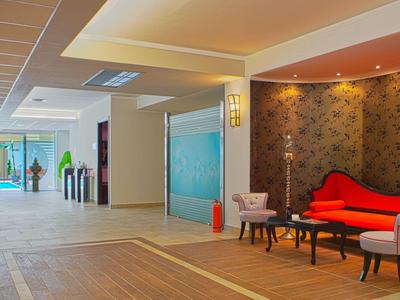 Lichte hotellobby met moderne zithoek en uitzicht op glazen wanden en ingang