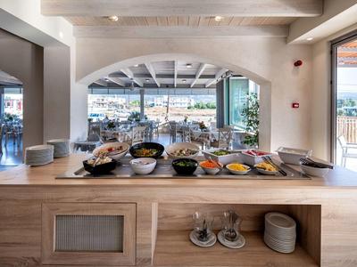 Bufet z świeżym śniadaniem w nowoczesnej restauracji hotelowej z widokiem na taras.