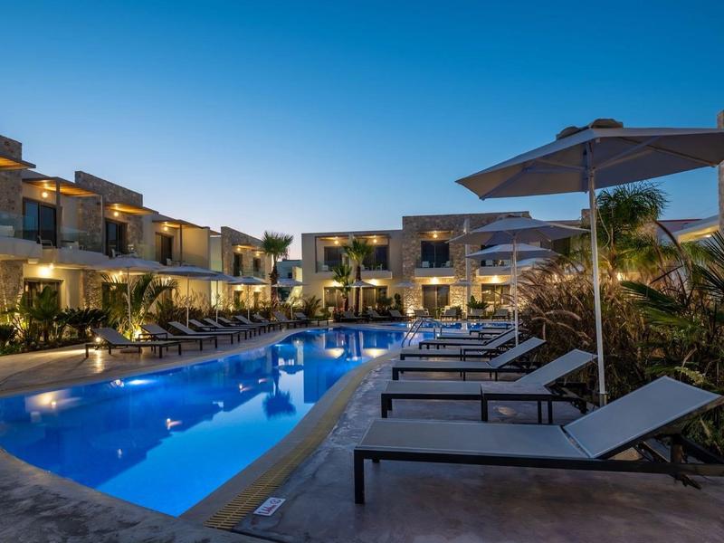 Nowoczesny basen hotelowy z leżakami i parasolami o zmierzchu